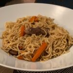 Nouilles au boeuf sauté sauce soja sucrée