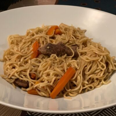Nouilles au boeuf sautées sauce soja sucrée