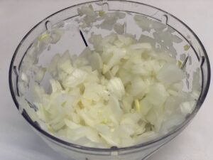 Recette riz frit thaïlandais -Emincer l'ail et l'oignon et faites-les revenir dans l'huile dans un wok ou une poêle.