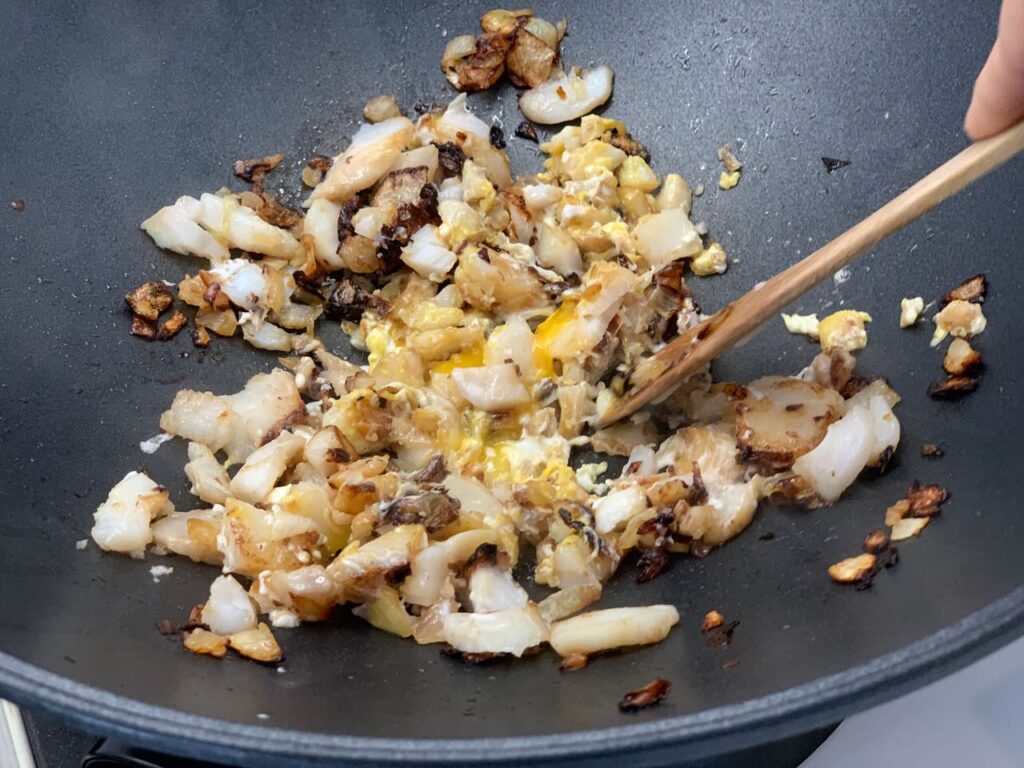 Recette riz frit thaïlandais -Ajouter l'oeuf dans un coin et mélanger-le rapidement pour obtenir une fine omelette.