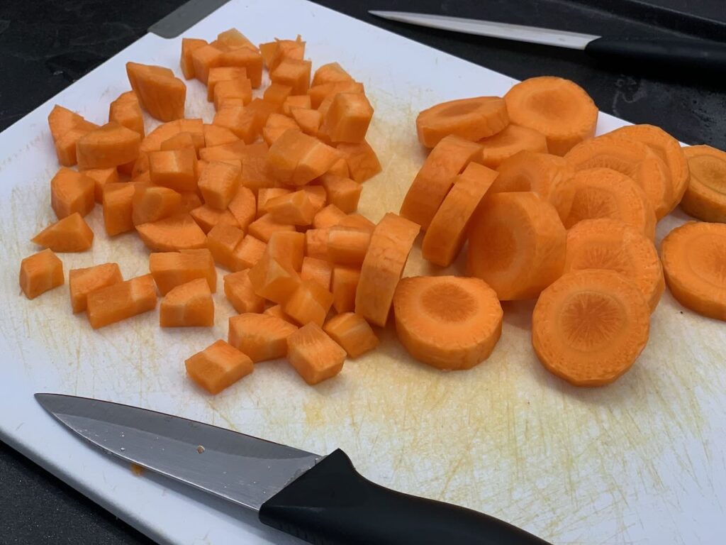 Recette riz frit thaïlandais - Couper les légumes en petits cubes.