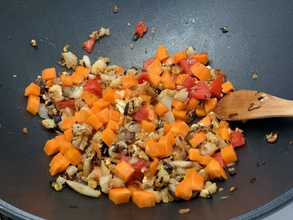 Recette riz frit thaïlandais - Ajouter-les dans le wok et continuer de bien faire revenir.