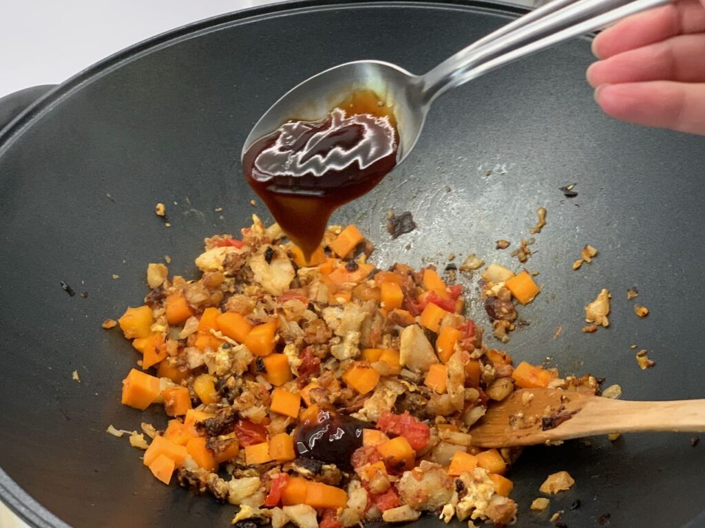 Recette riz frit thaïlandais -Ajouter la sauce de poisson, d'huître et de soja.
Ajouter le sucre.