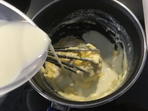 Recette lasagnes au poisson -Préparer la béchamel: faire fondre le beurre puis ajouter la farine d'un seul coup; Remuer avec un fouet; Ajouter le lait au fur et à mesure en remuant. Saler et poivrer.