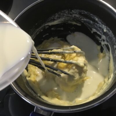 Recette lasagnes au poisson -Préparer la béchamel: faire fondre le beurre puis ajouter la farine d'un seul coup; Remuer avec un fouet; Ajouter le lait au fur et à mesure en remuant. Saler et poivrer.