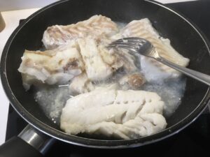 Recette lasagnes au poisson - Faire revenir le poisson émietté à la poêle avec de l'huile.