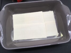 Recette lasagnes au poisson -Beurrer un plat pouvant aller au four. Mettre une 1ère couche de lasagnes, puis une couche de béchamel, puis une couche de poisson, et ainsi de suite...