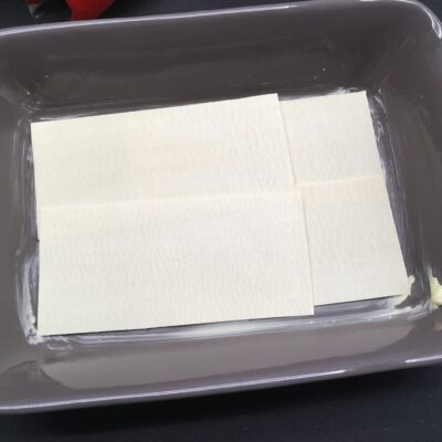 Recette lasagnes au poisson -Beurrer un plat pouvant aller au four.
Mettre une 1ère couche de lasagnes, puis une couche de béchamel, puis une couche de poisson, et ainsi de suite...