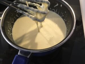 Recette lasagnes au poisson -Préparer la béchamel: faire fondre le beurre puis ajouter la farine d'un seul coup; Remuer avec un fouet; Ajouter le lait au fur et à mesure en remuant. Saler et poivrer.