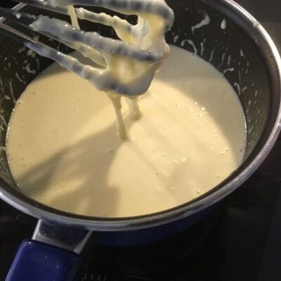 Recette lasagnes au poisson -Préparer la béchamel: faire fondre le beurre puis ajouter la farine d'un seul coup; Remuer avec un fouet; Ajouter le lait au fur et à mesure en remuant. Saler et poivrer.