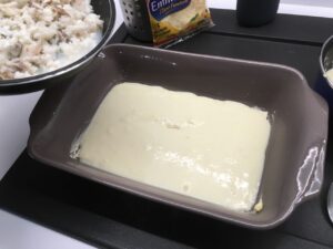 Recette lasagnes au poisson -Beurrer un plat pouvant aller au four. Mettre une 1ère couche de lasagnes, puis une couche de béchamel, puis une couche de poisson, et ainsi de suite...