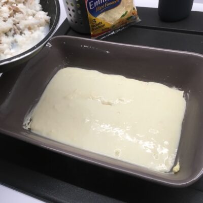 Recette lasagnes au poisson -Beurrer un plat pouvant aller au four.
Mettre une 1ère couche de lasagnes, puis une couche de béchamel, puis une couche de poisson, et ainsi de suite...