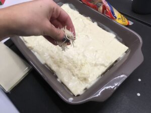 Saupoudrer avec le gruyère restant et parsemer de noisettes de beurre. Faites cuire 40 min à 200°C.