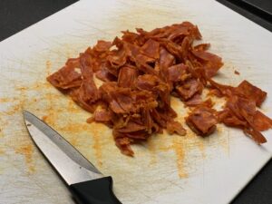 Recette balls au chorizo et à la vache qui rit -Couper le chorizo en petits morceaux.