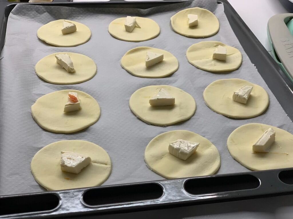 Recette balls au chorizo et à la vache qui rit -Placer un morceau de vache qui rit au centre de chaque cercle.