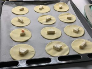 Recette balls au chorizo et à la vache qui rit -Placer un morceau de vache qui rit au centre de chaque cercle.