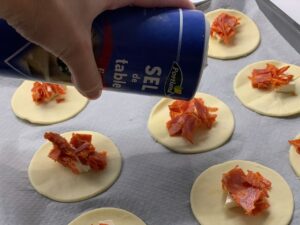 Recette balls au chorizo et à la vache qui rit -Ajouter des morceaux de chorizo, quelques pincées de sel et de poivre. Refermer la pâte sur elle-même de manière à former des boules ou des aumônières.