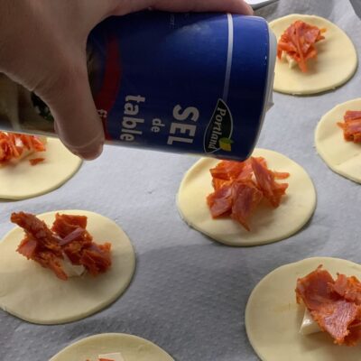 Recette balls au chorizo et à la vache qui rit -Ajouter des morceaux de chorizo, quelques pincées de sel et de poivre.
Refermer la pâte sur elle-même de manière à former des boules ou des aumônières.