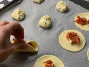 Recette balls au chorizo et à la vache qui rit -Ajouter des morceaux de chorizo, quelques pincées de sel et de poivre. Refermer la pâte sur elle-même de manière à former des boules ou des aumônières.