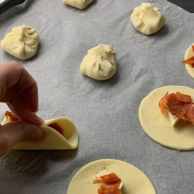 Recette balls au chorizo et à la vache qui rit -Ajouter des morceaux de chorizo, quelques pincées de sel et de poivre.
Refermer la pâte sur elle-même de manière à former des boules ou des aumônières.