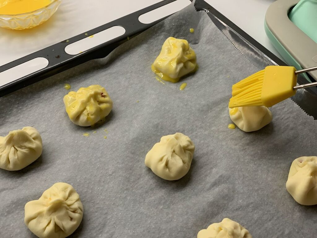 Recette balls au chorizo et à la vache qui rit -Badigeonner du jaune d'oeuf coupé avec un peu d'eau.