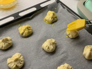 Recette balls au chorizo et à la vache qui rit -Badigeonner du jaune d'oeuf coupé avec un peu d'eau.