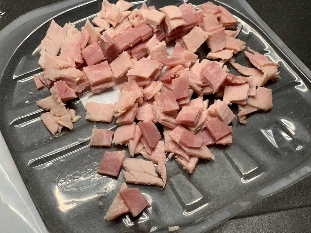 Recette cookies salés au jambon et comté -Couper le jambon en dés.