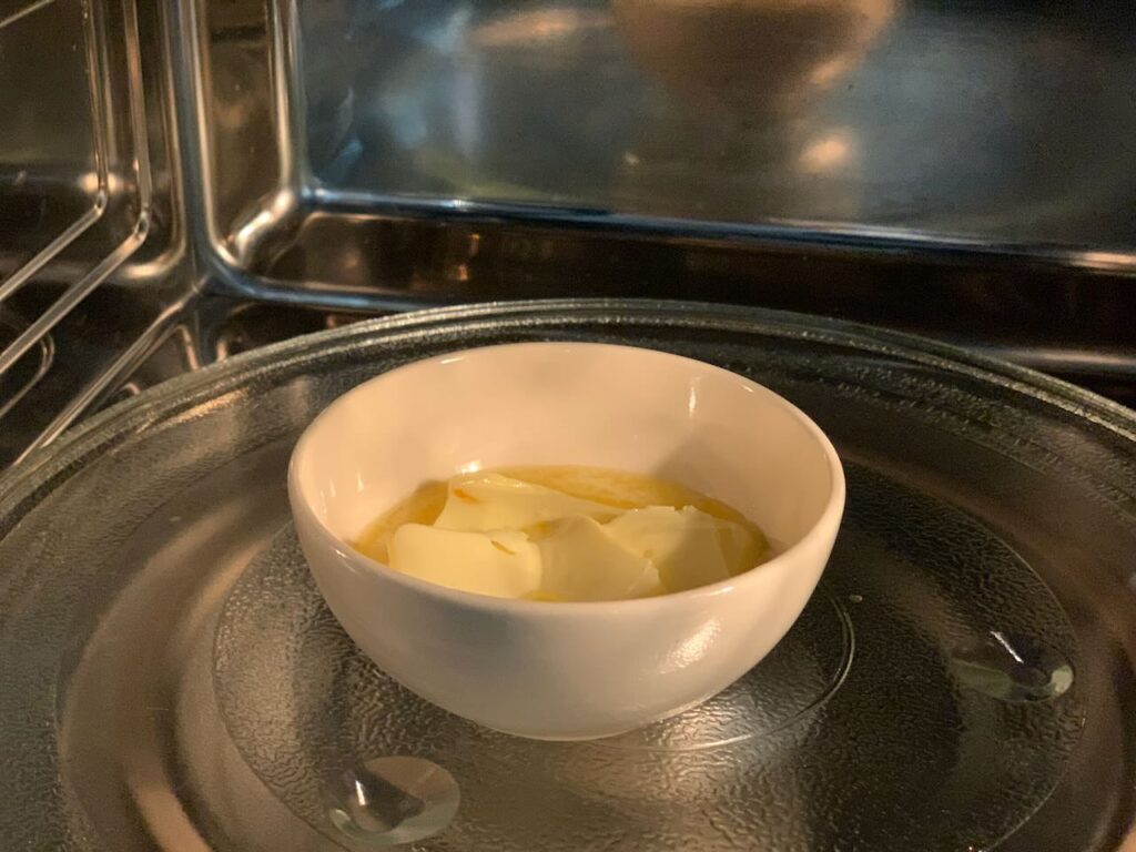 Recette cookies salés au jambon et comté - Faire fondre le beurre et ajouter-le.