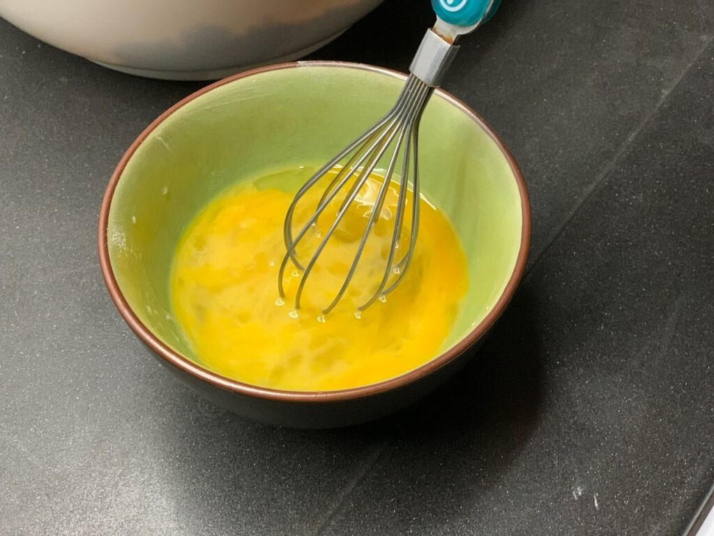 Recette cookies salés au jambon et comté - Battre l'oeuf et ajouter-le également.