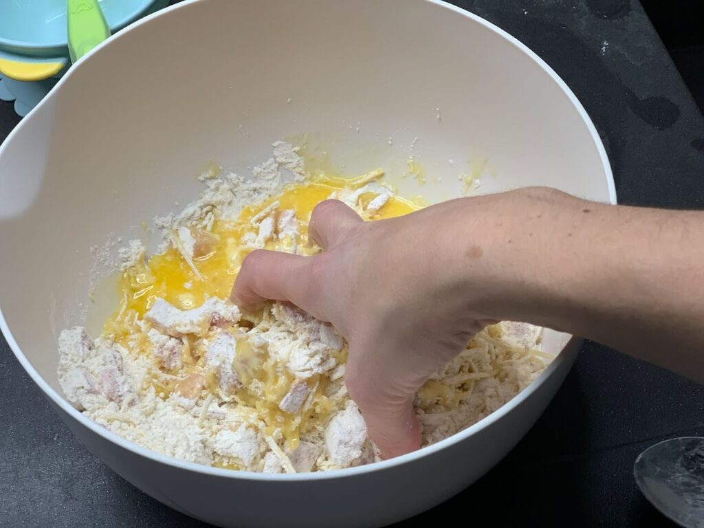 Recette cookies salés au jambon et comté -Malaxer pour avoir une pâte homogène.
