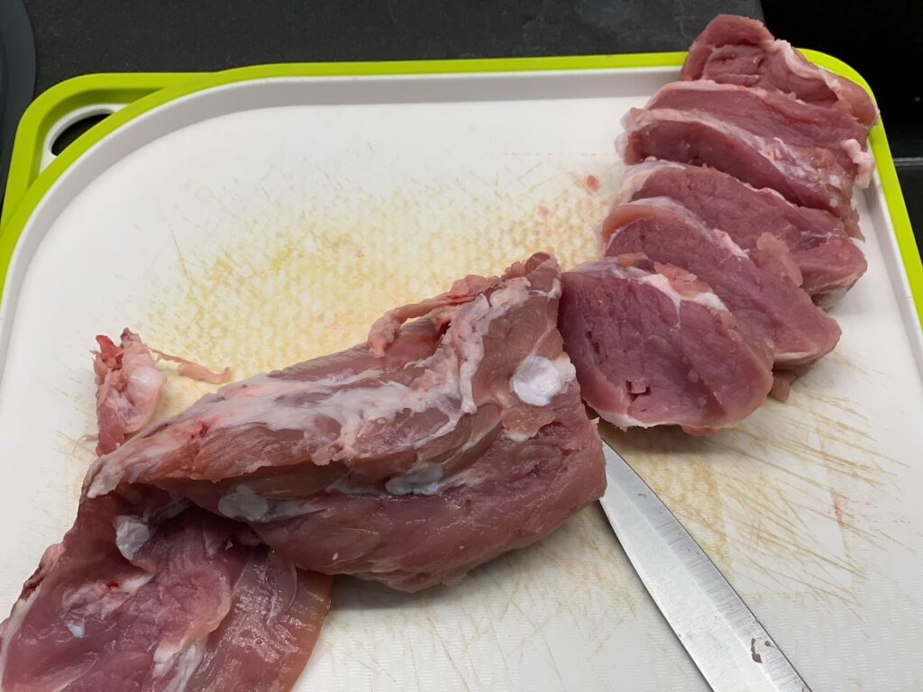 Recette filet mignon au boursin ail et fines herbes - Découper le filet en tranches.
