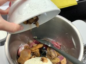 Recette filet mignon au boursin ail et fines herbes -Ajouter tous les autres ingrédients dans le robot et lancer le programme MIJOTE P2 pendant 45 min.
