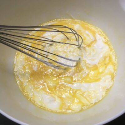 Recette quiche aux tomates et aux courgettes - Dans un saladier, fouetter les oeufs avec la crème, le parmesan et la muscade.
Saler et poivrer.