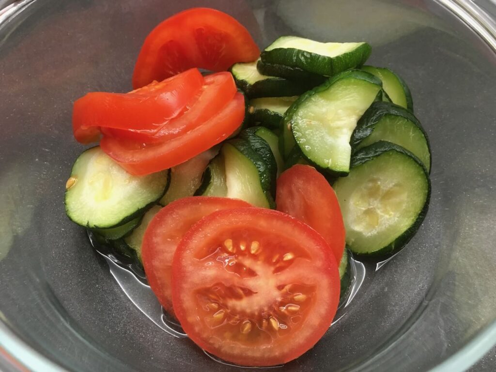 Recette quiche aux tomates et aux courgettes - Couper les tomates et les courgettes en rondelles.