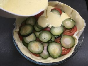 Recette quiche aux tomates et aux courgettes - Verser la préparation dessus et parsemer de thym.